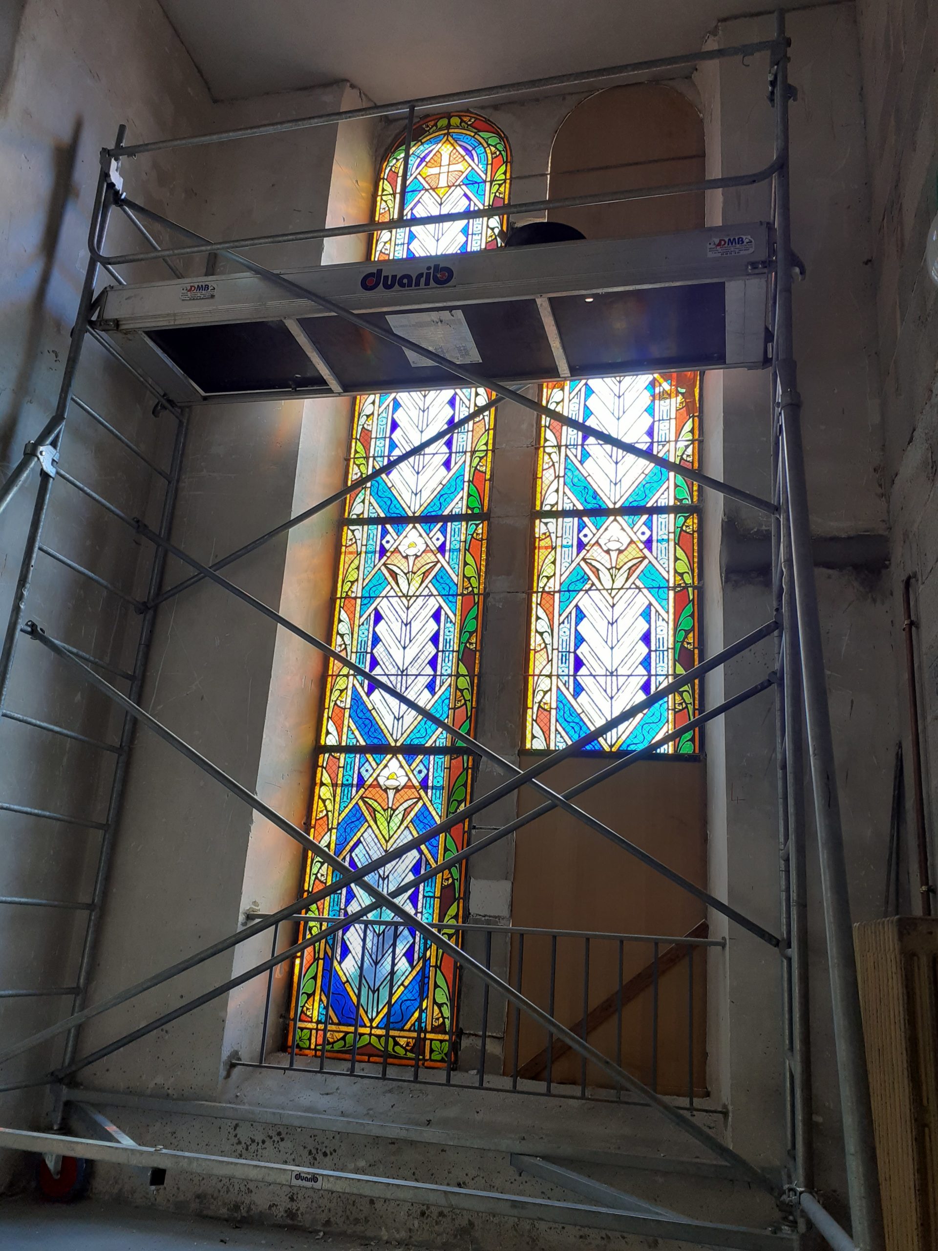 Restauration de vitraux Art déco. Les panneaux à restaurés sont remplacés par des panneaux de contreplaqués.